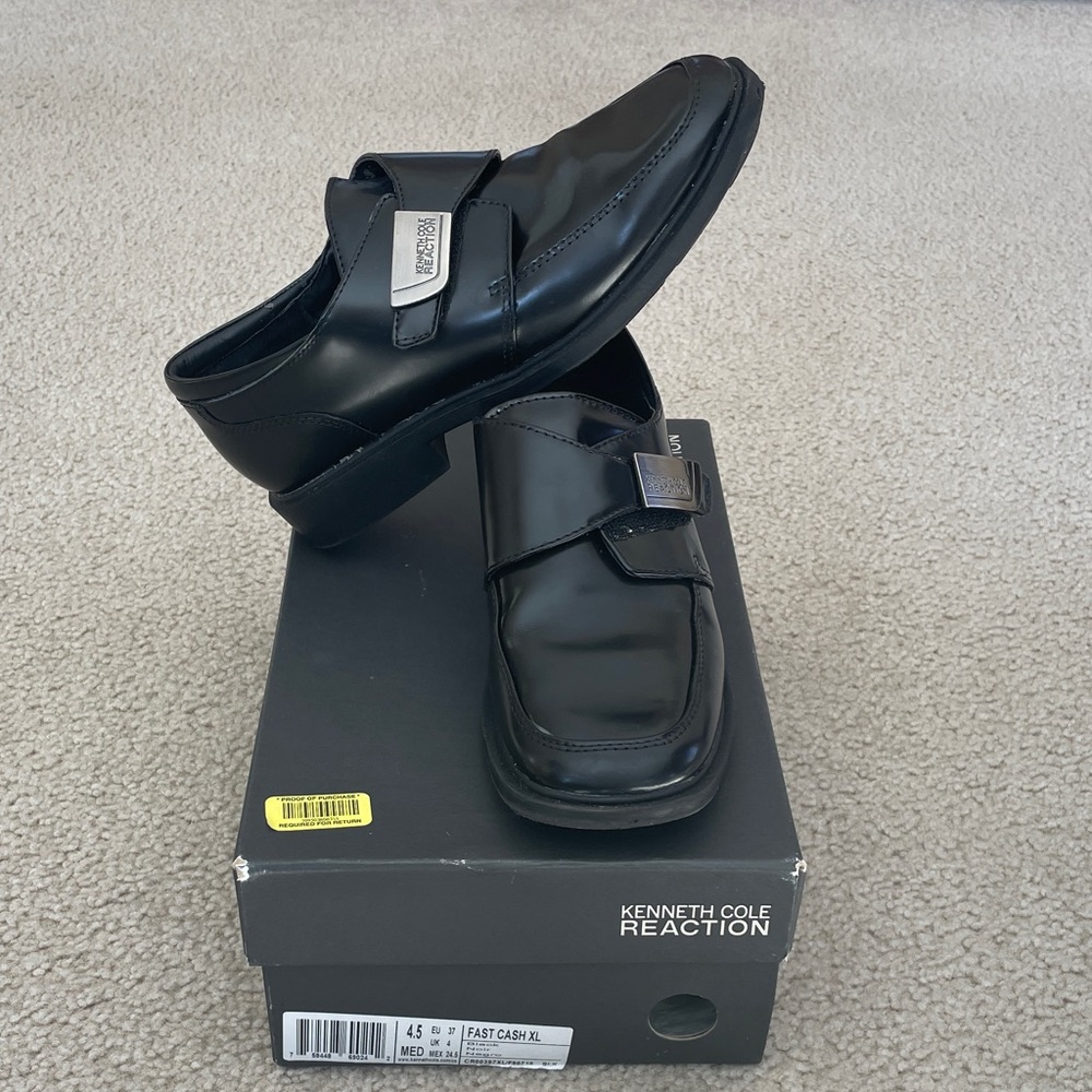Boys Kenneth Cole Reaction Black Loafers size 4.5 Dress Shoes